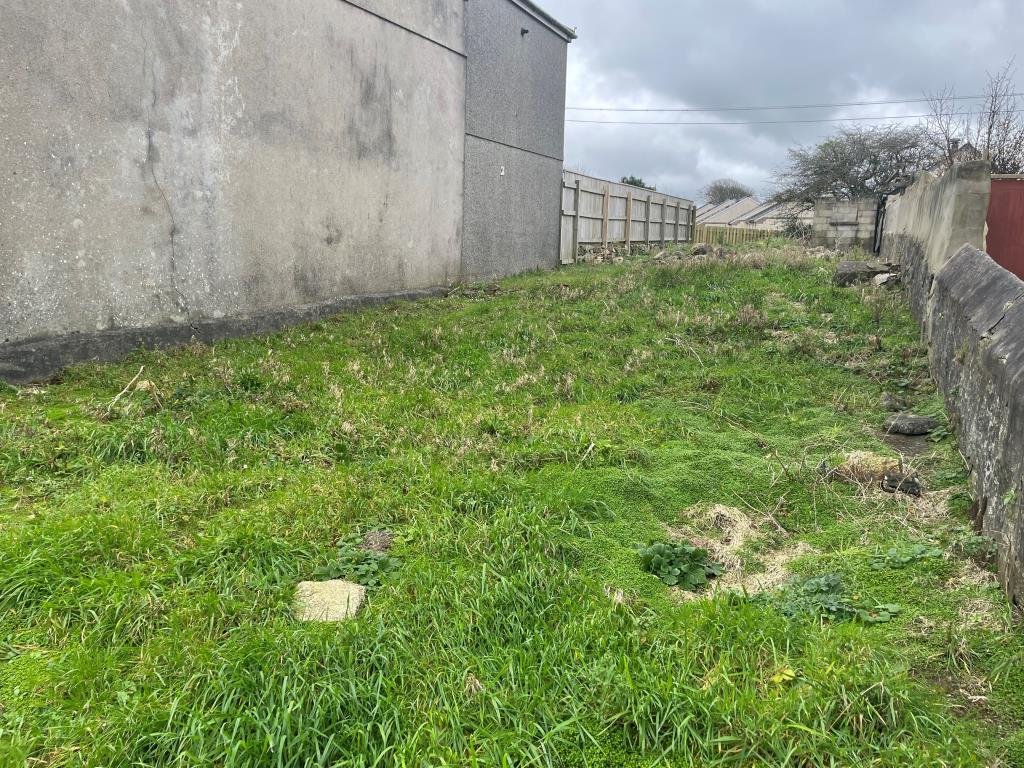 Lot: 146 - FREEHOLD PROPERTY WITH ADDITIONAL LAND - Land to side from alternative angle